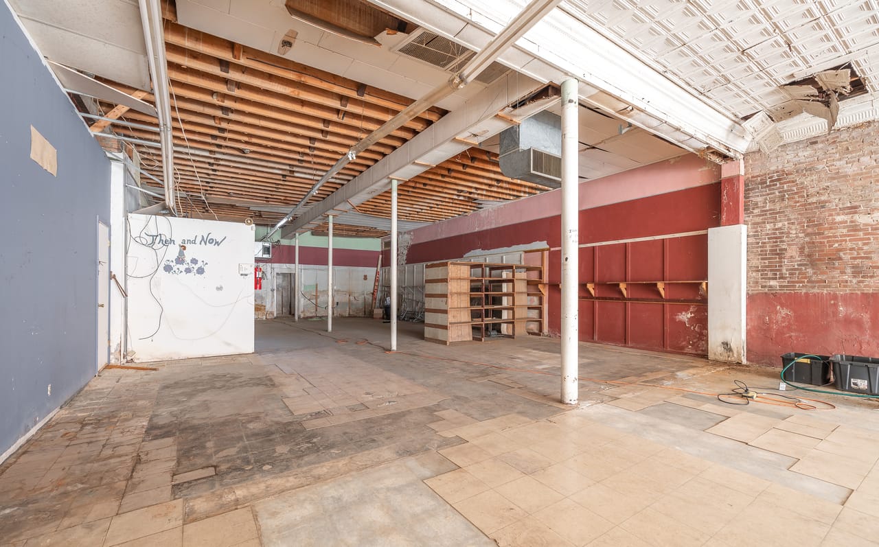 Listing Image 4