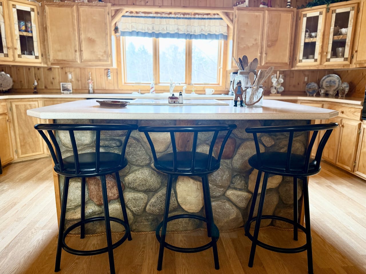 Prestigious Harbor Refuge Lakefront Home 50172420