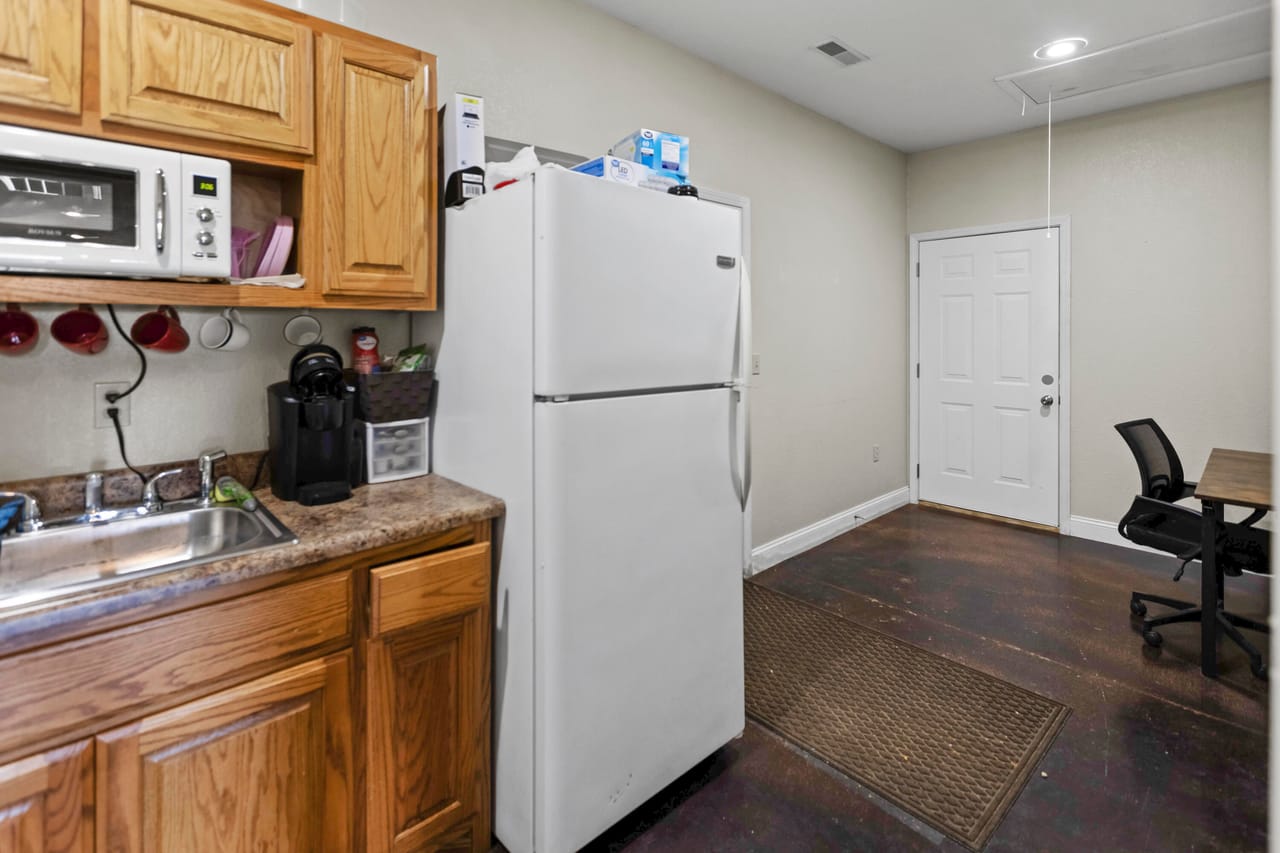 Listing Image 18