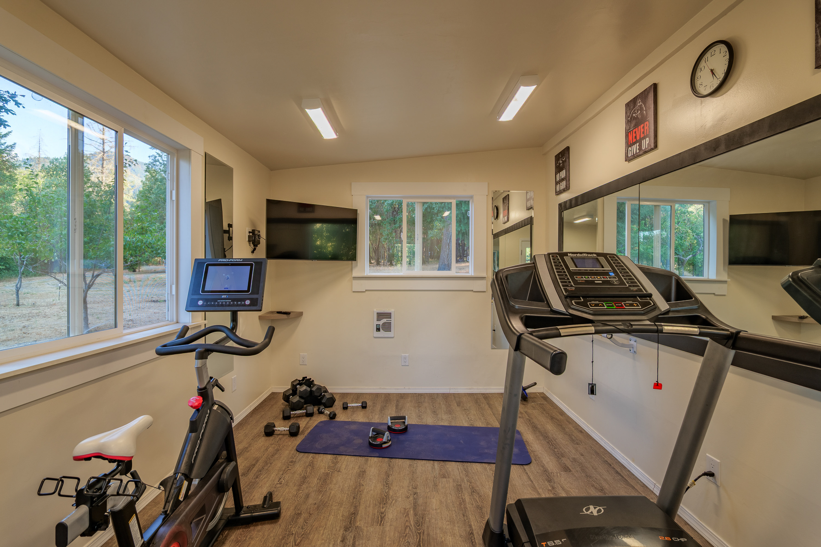 Applegate River Retreat - 11677 Hwy 238