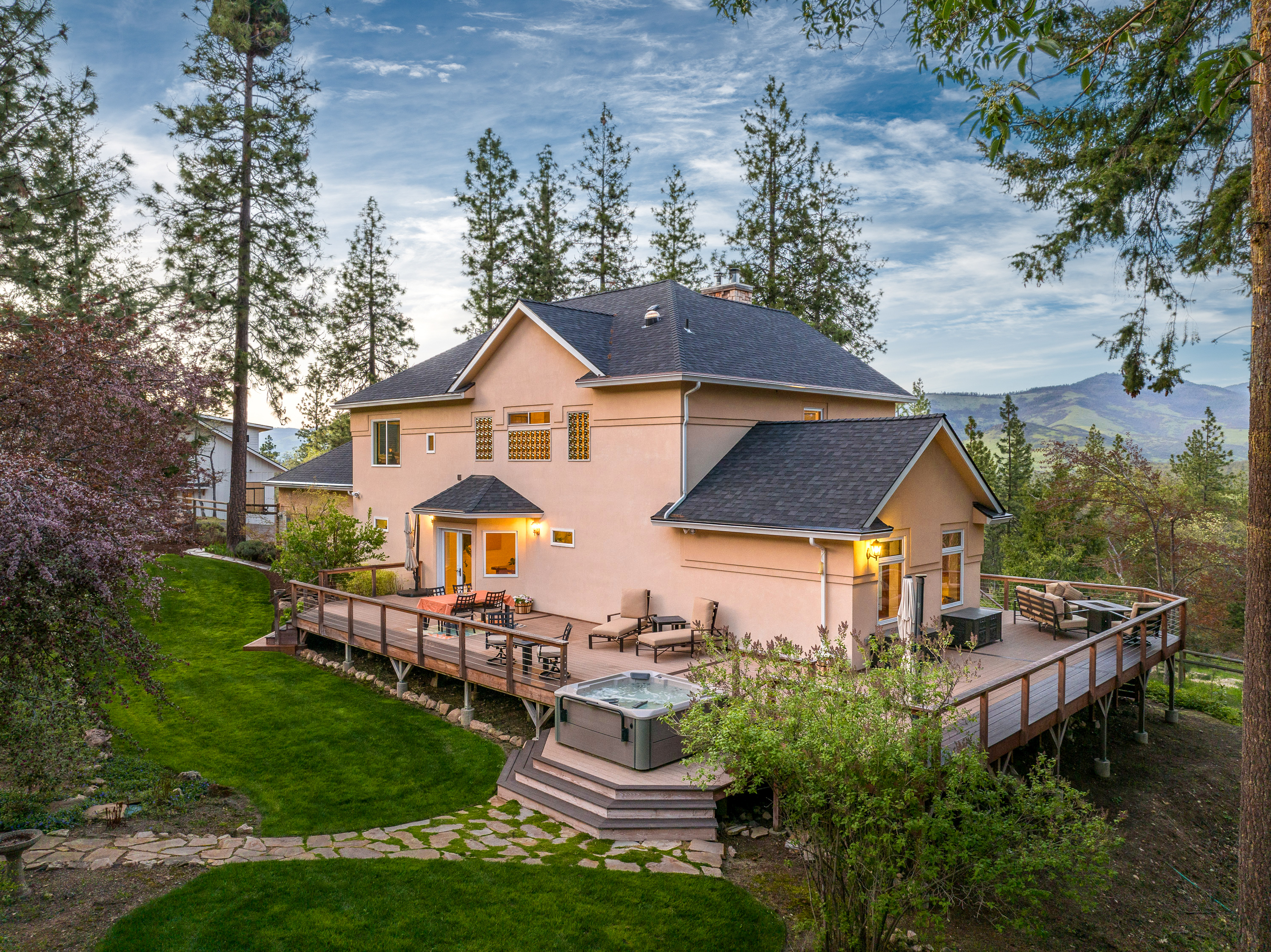 1694 Old Siskiyou Hwy