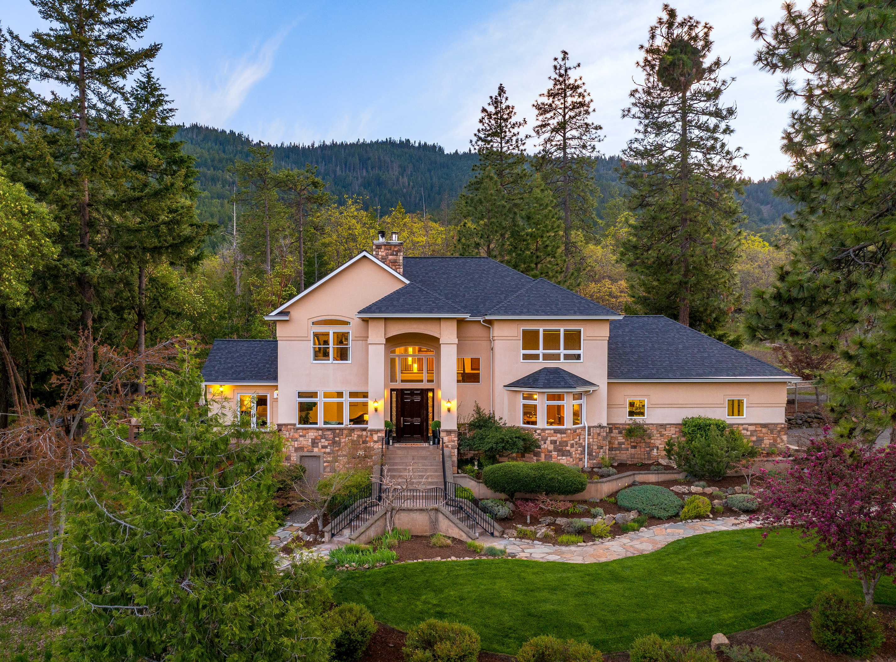 1694 Old Siskiyou Hwy