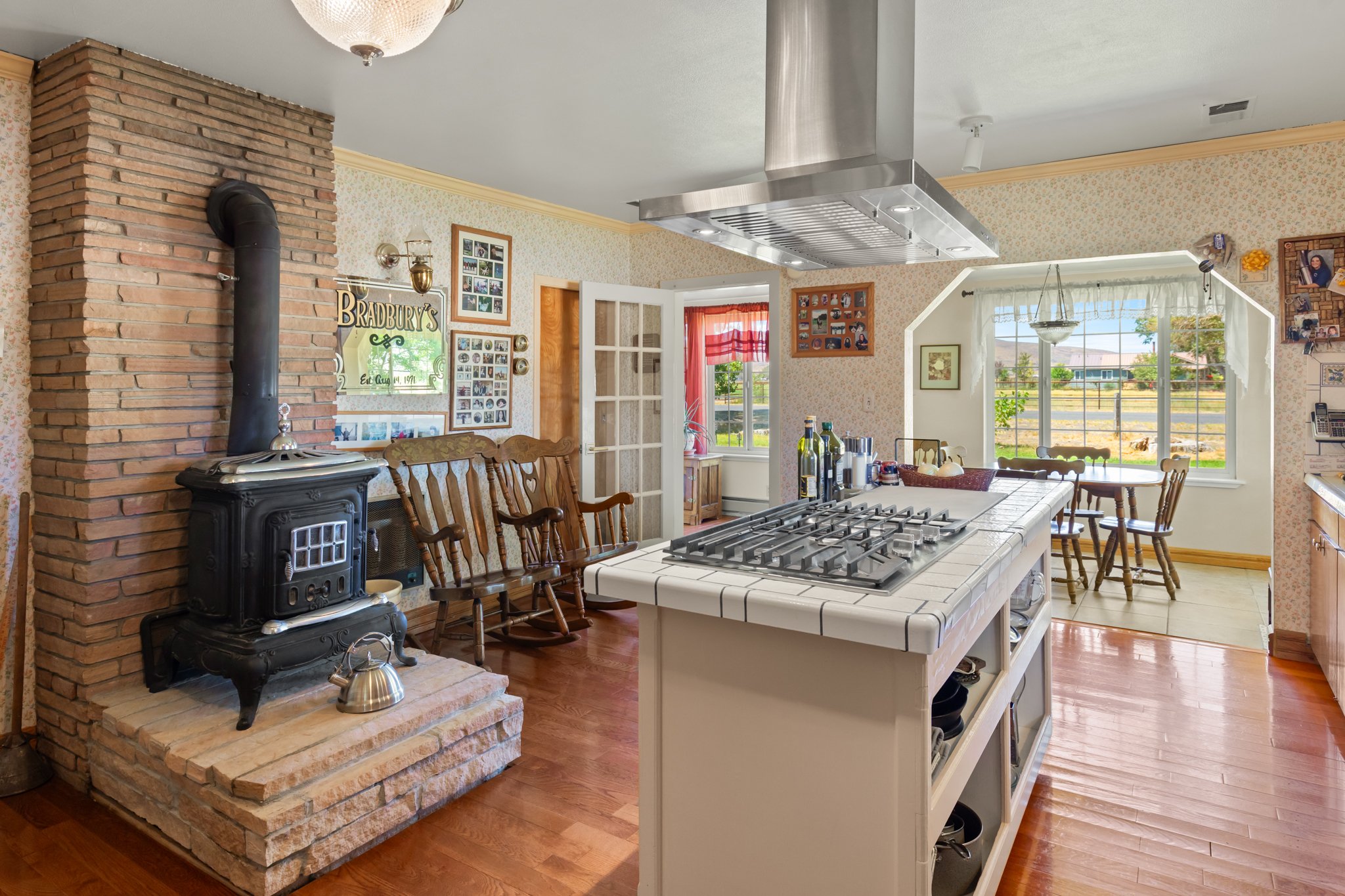 Listing Image 4