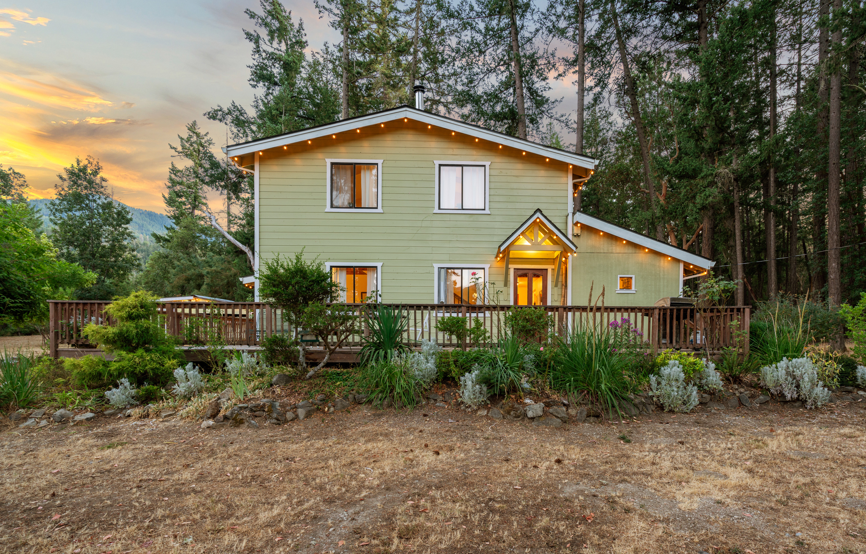 Applegate River Retreat - 11677 Hwy 238