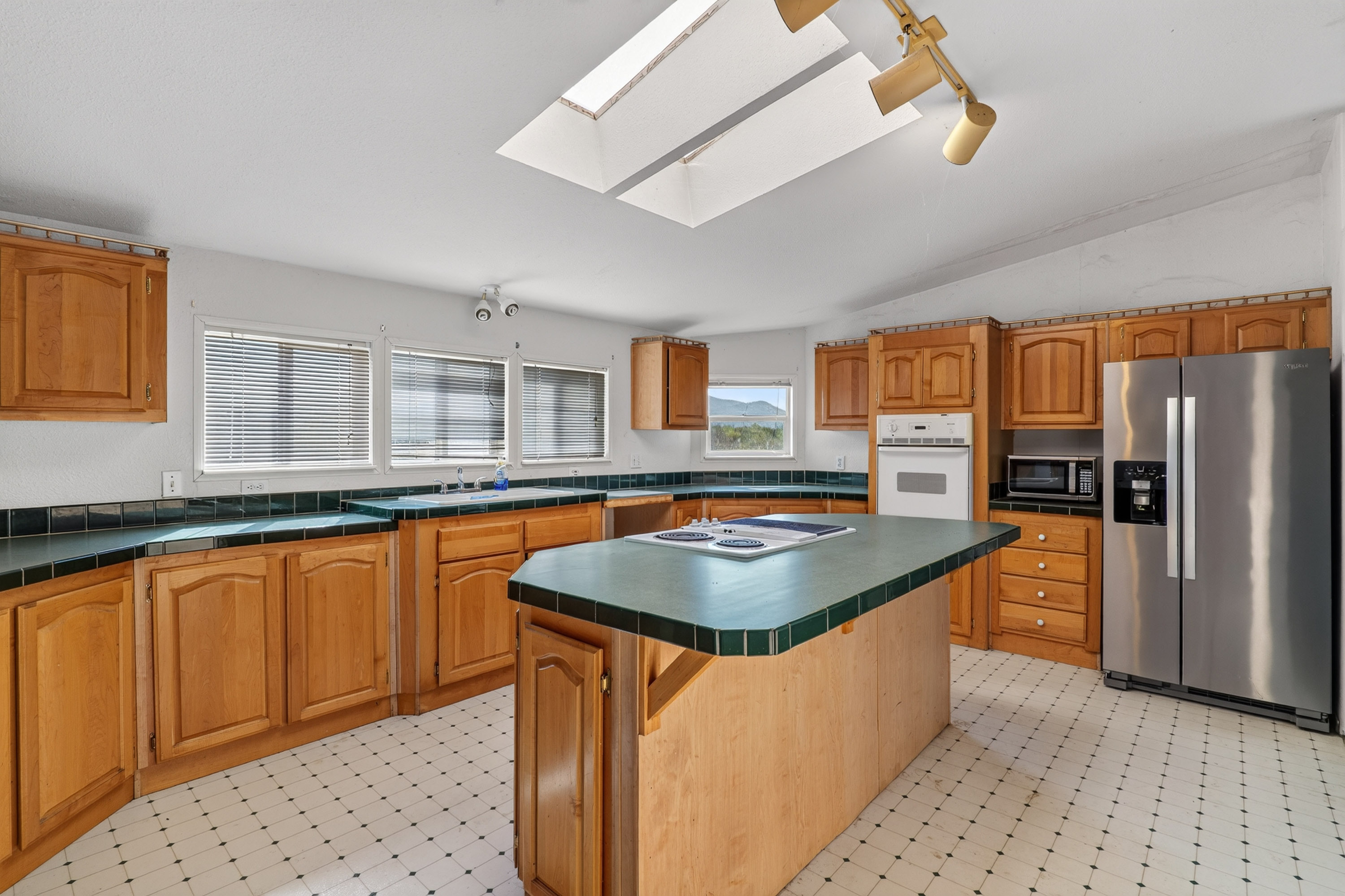 Listing Image 12