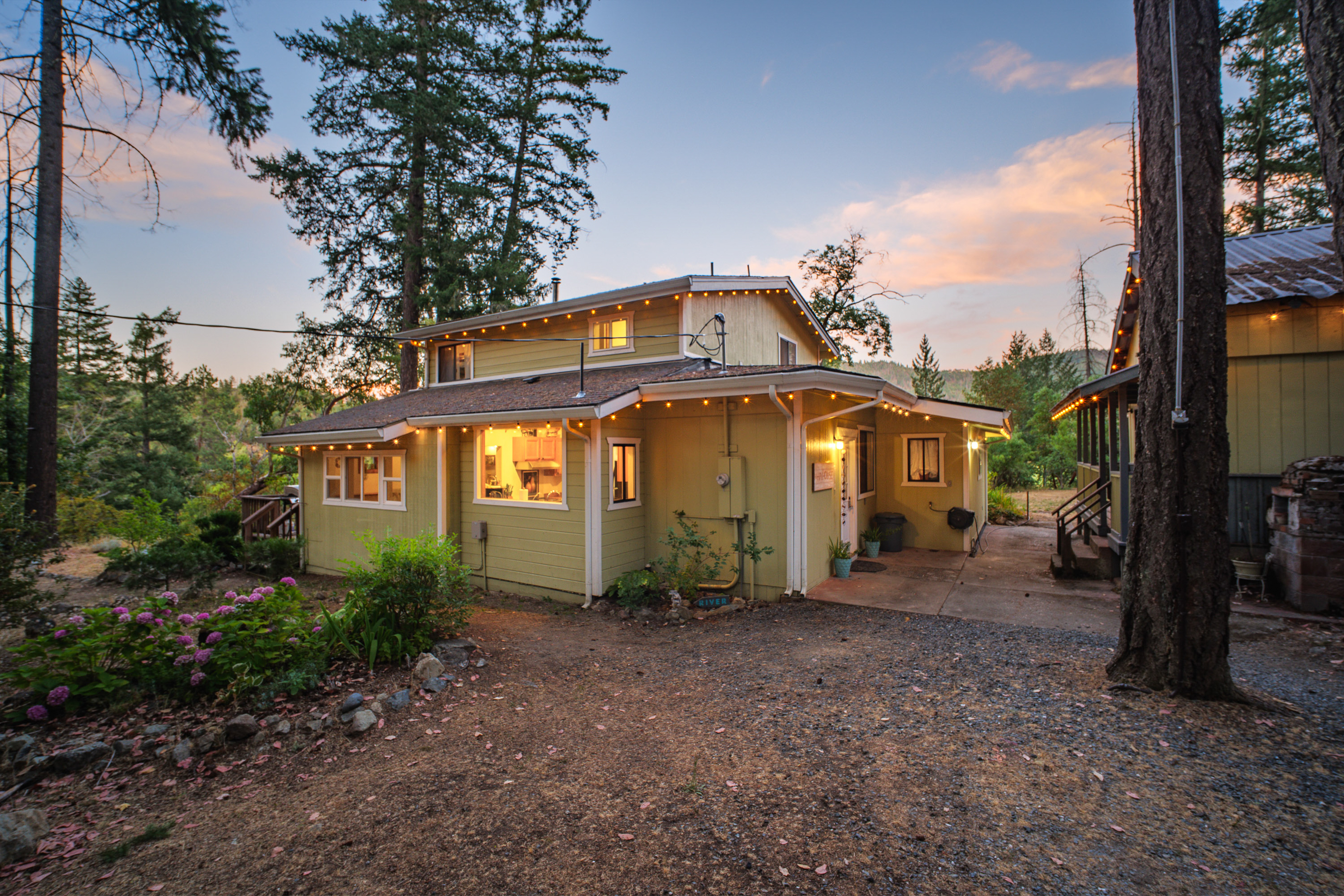 Applegate River Retreat - 11677 Hwy 238