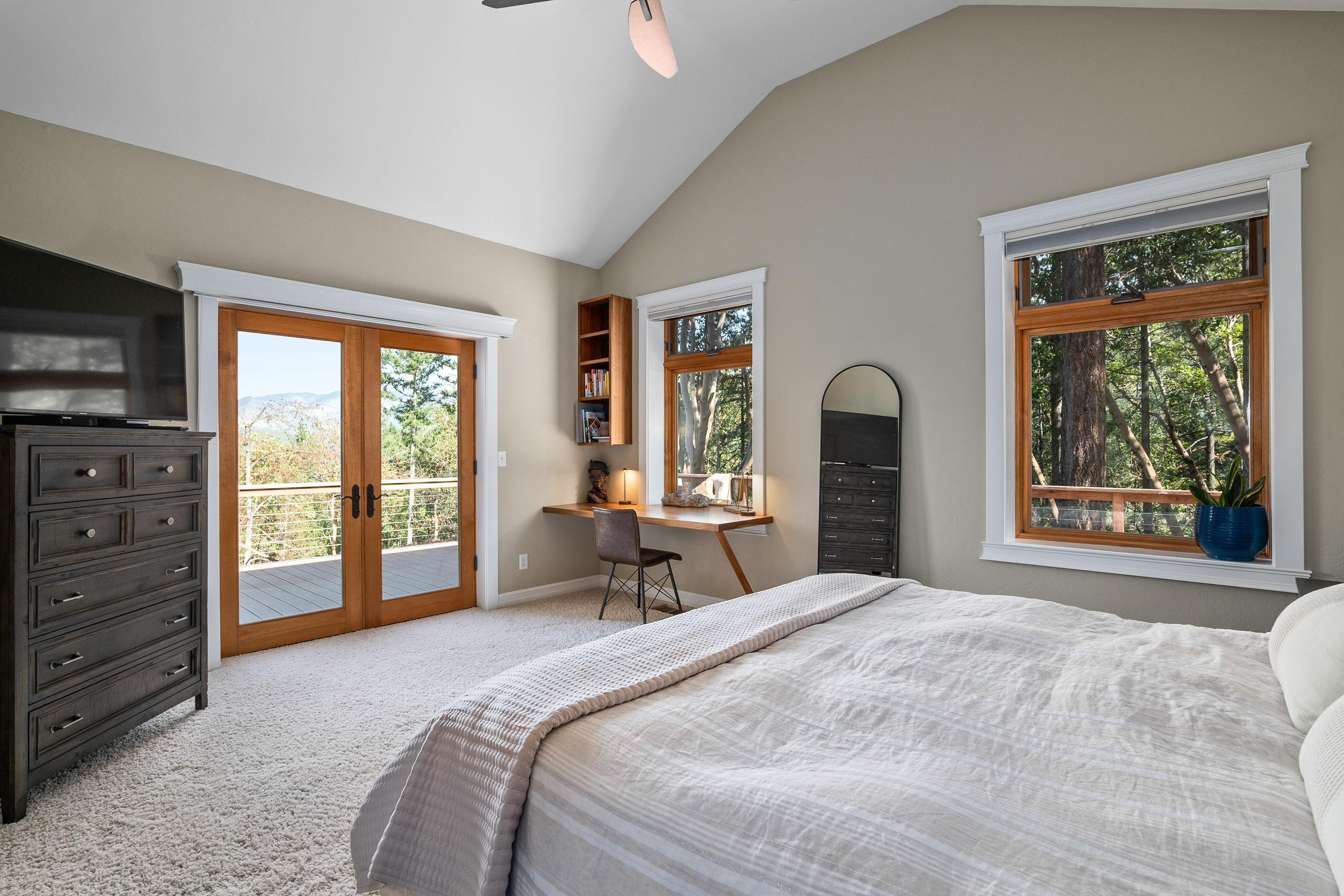 1694 Old Siskiyou Hwy