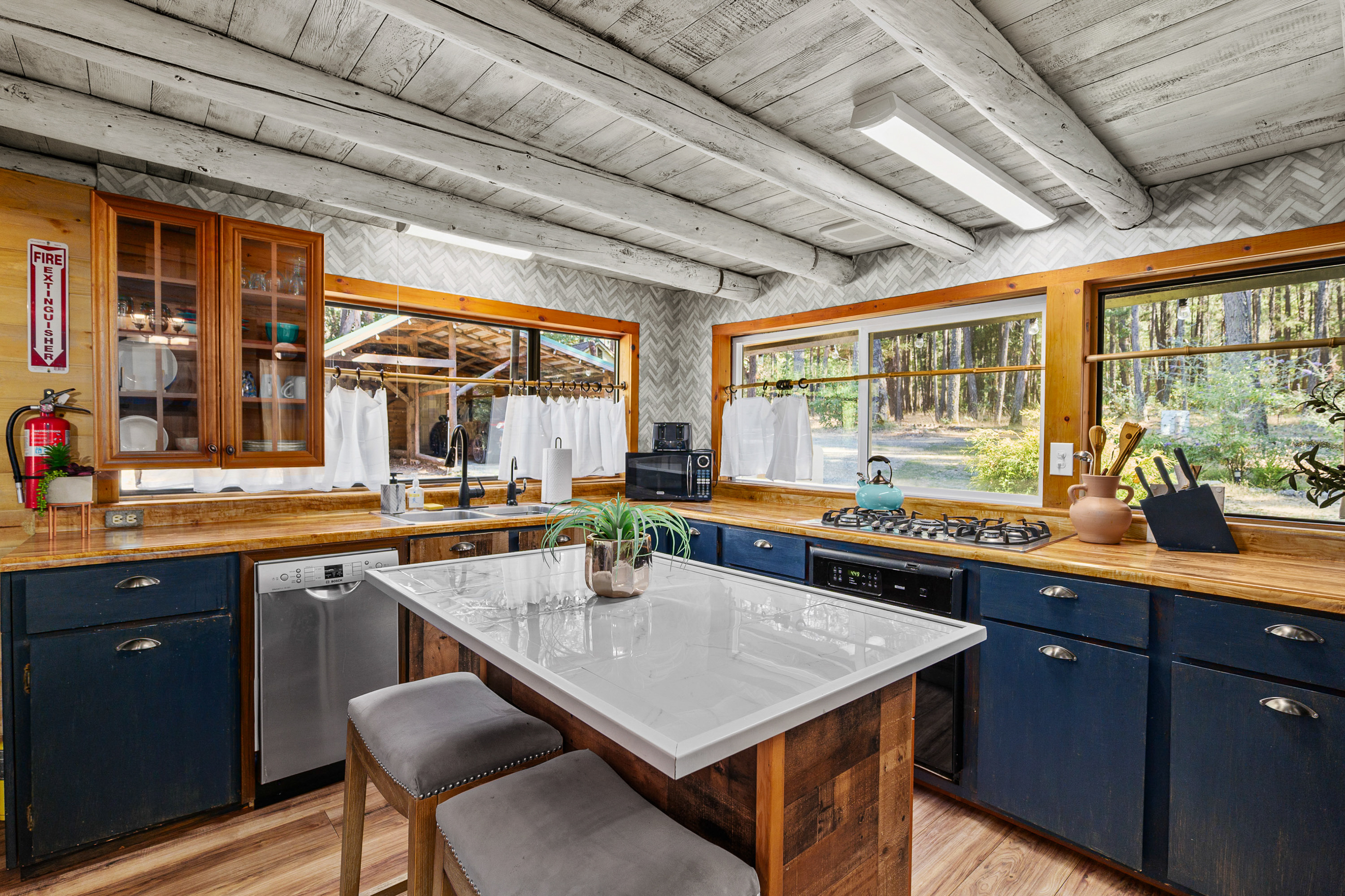 Applegate River Retreat - 11677 Hwy 238