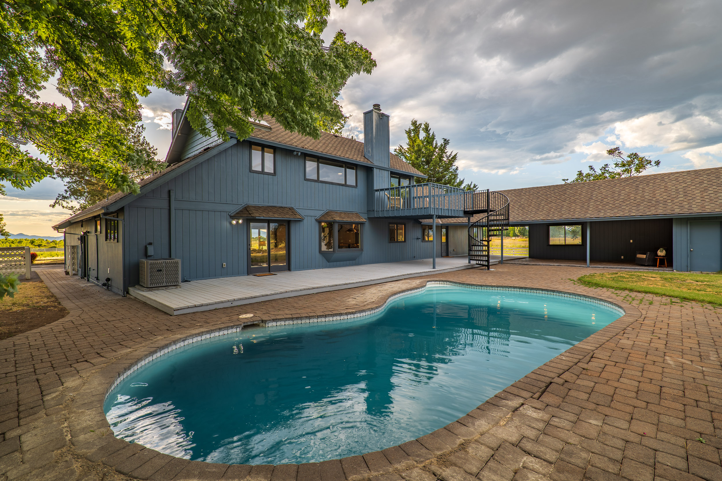 Mountain View Acres - 5900 McLoughlin Drive