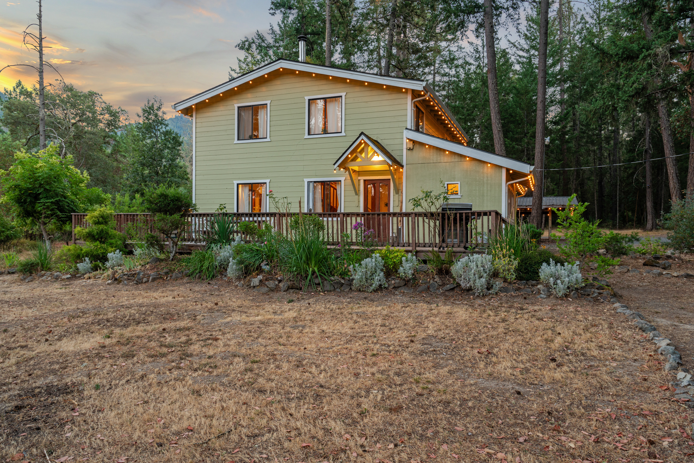 Applegate River Retreat - 11677 Hwy 238